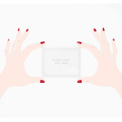 拿着卡片的双手