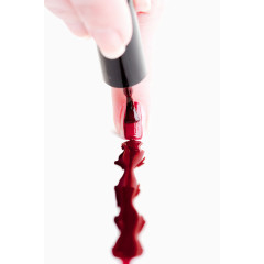 涂红色指甲油的手指