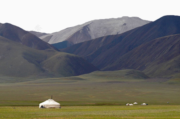 山脚下的蒙古包