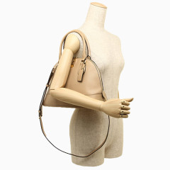 女性包包模特展示