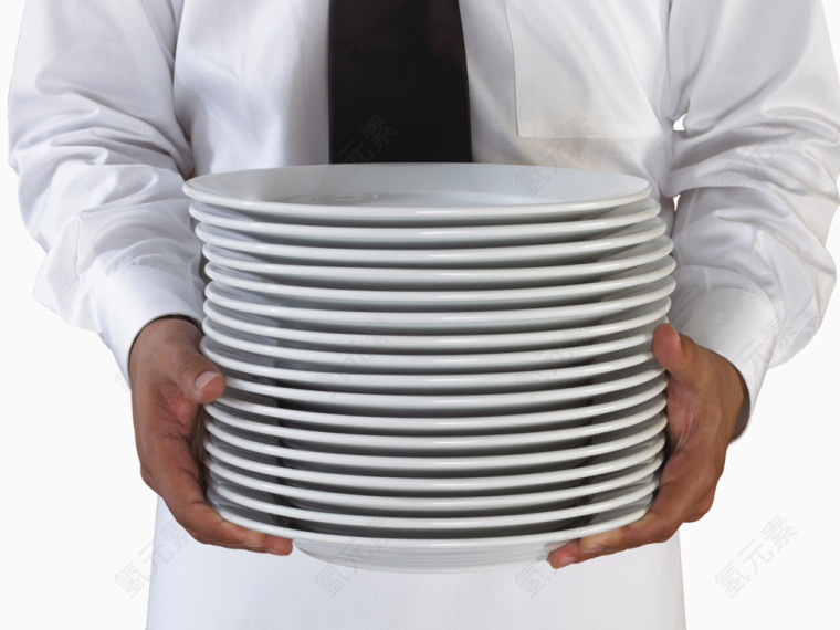 服务员抱着一叠盘子