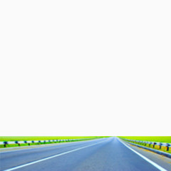 直行的柏油路和绿草地