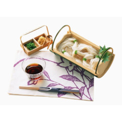 白纸上竹筒和面条