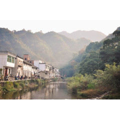 山脚下的小乡村