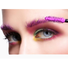 正在刷眉毛的女性