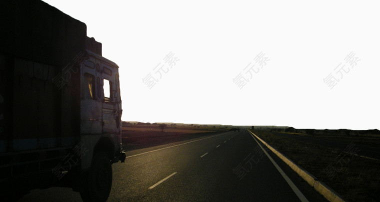 黑色公路上行驶的货车
