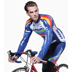 骑自行车的模特