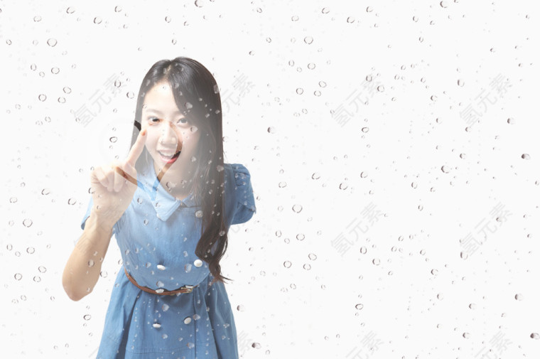 点击水屏幕的美女