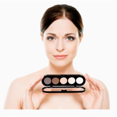 展示眼影盒的女人