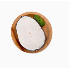 木盘里的深海鳕鱼肉切片