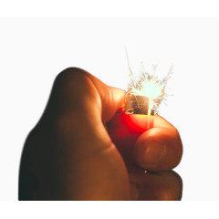 拿着打火机的手