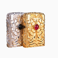 两只复古打火机