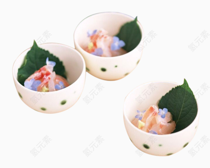桌子上碗内的肉片和叶子