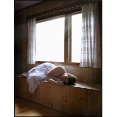 靠窗熟睡的女人