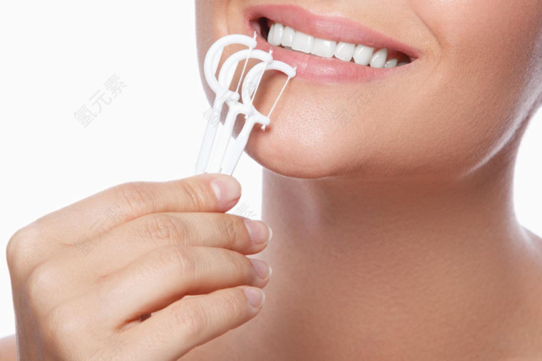 使用牙线的美女