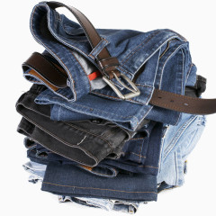 皮带和一堆多色牛仔裤