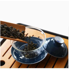 茶叶和玻璃茶杯