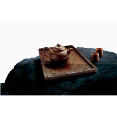 石头上的茶具