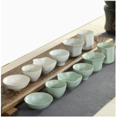 桌子上的日式茶杯