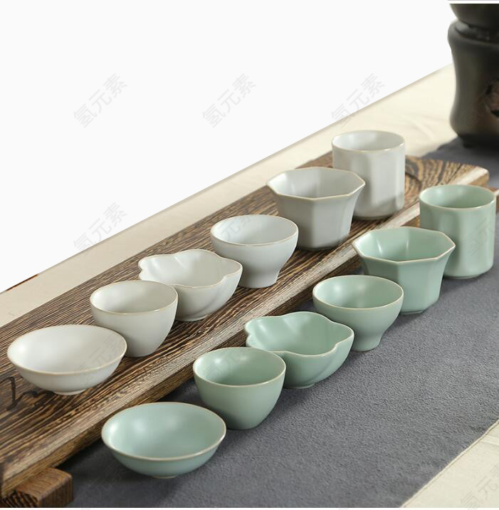 桌子上的日式茶杯
