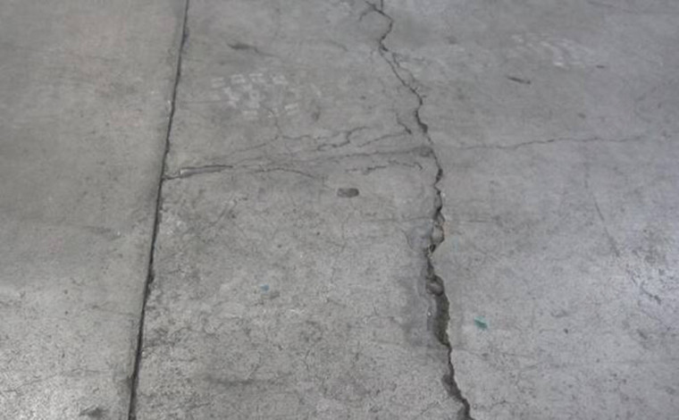 裂缝石灰水泥地面背景