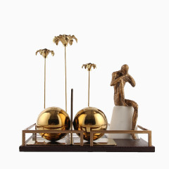 金属球和小雕塑