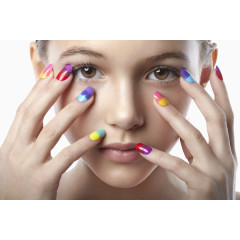 涂彩色指甲的美女