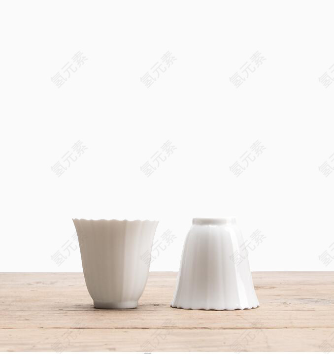 桌子上白色的陶瓷茶杯