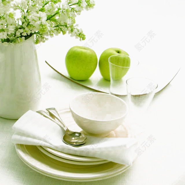 两个青苹果和白色茶具
