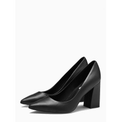 一双女士高跟鞋