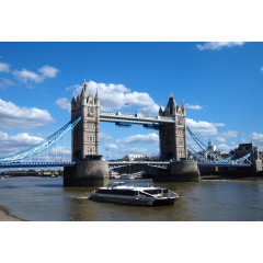 蓝天下的伦敦塔桥