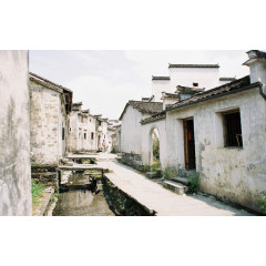 烈日下的老街道