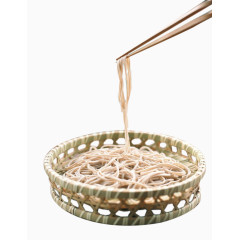 筷子夹起的日式荞麦冷面