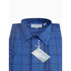 叠好的蓝色衬衫衣服