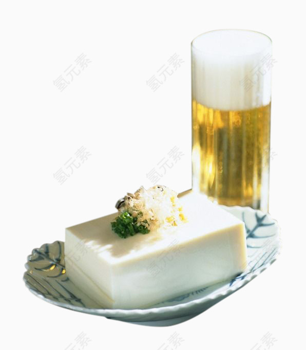 瓷盘里的豆腐和啤酒