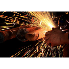 打磨东西飞溅的火花