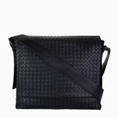 葆蝶家男士黑色斜跨单肩包
