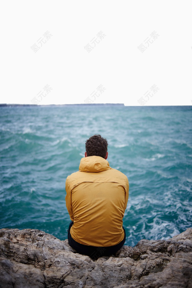 男子面朝大海