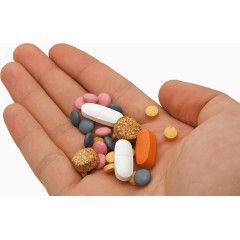 手捧胶囊药片