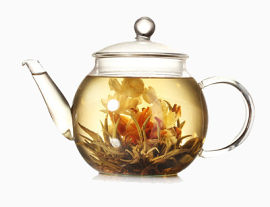装满茶水的玻璃壶
