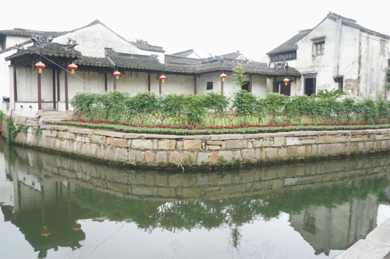 古镇河景图