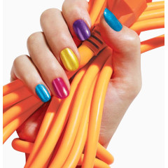 手握橙色电源线